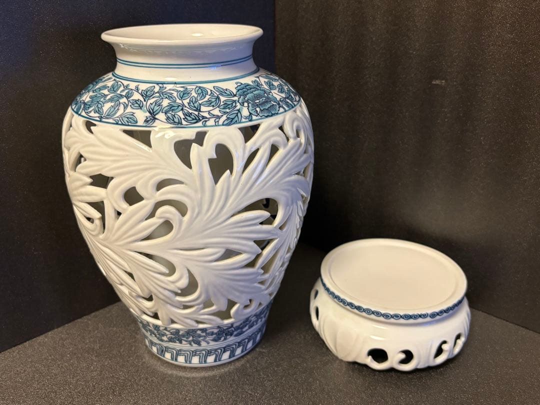 33cm 有田焼　吉窯 龍峰作　染付更紗 透かし　花瓶　飾り壺