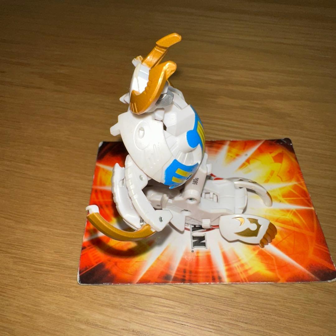 爆丸　巨タウレス　白　レアカラー