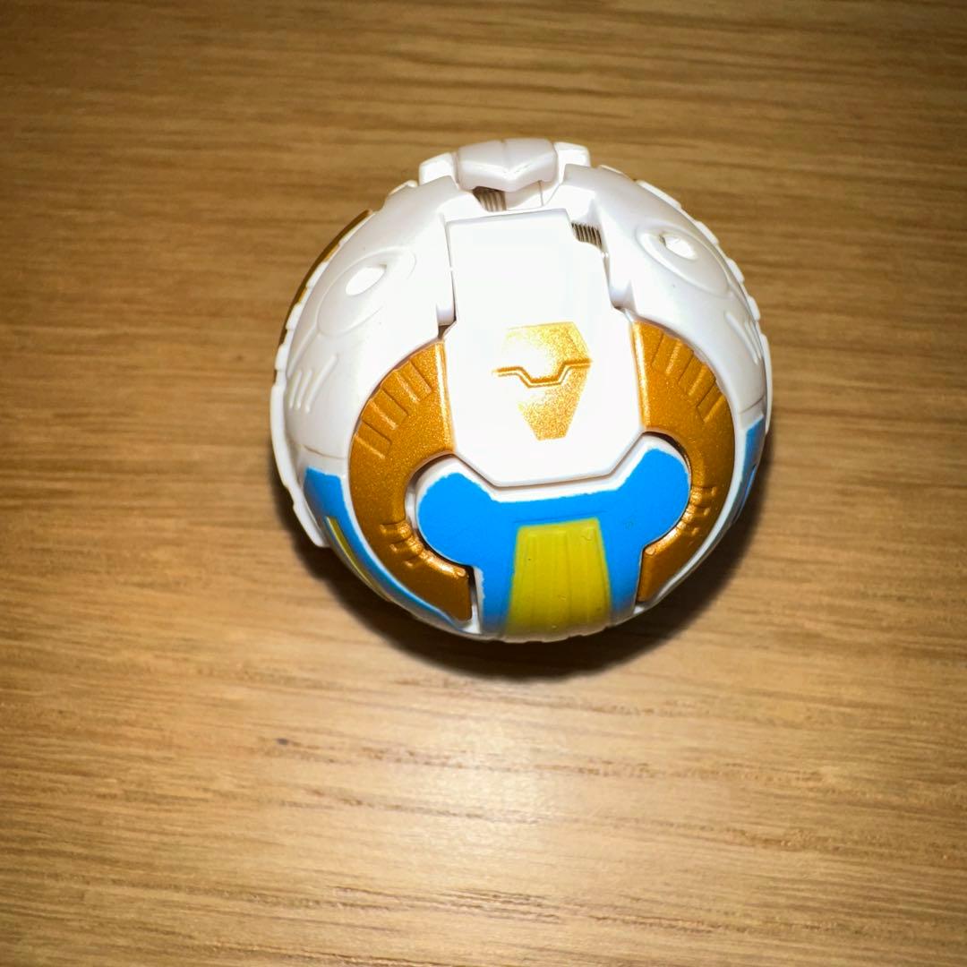 爆丸　巨タウレス　白　レアカラー