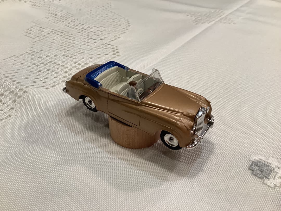 大幅お値下げ！レアカラーDINKY TOYS BENTLEY ミニカー