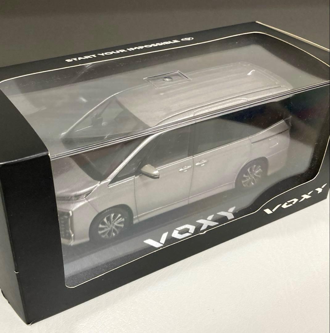 トヨタ　ヴォクシー VOXY メタルストリームメタリック　1/30 ミニカー
