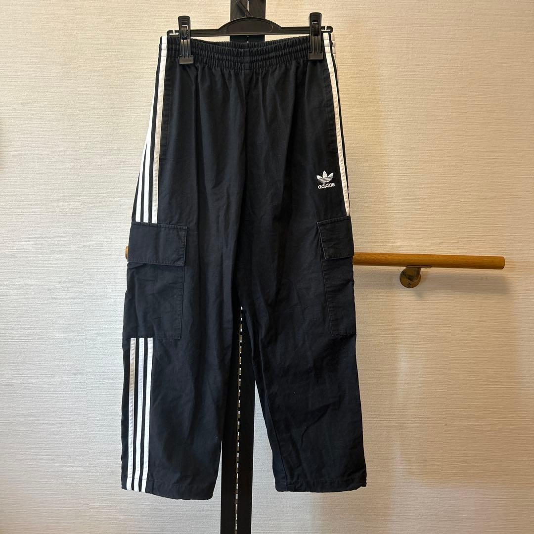adidas ストライプ カーゴパンツ 黒
