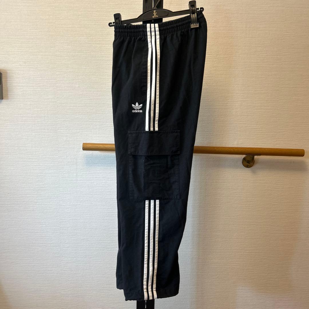 adidas ストライプ カーゴパンツ 黒