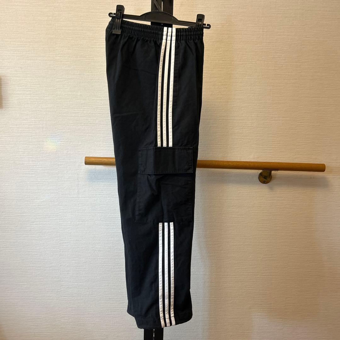 adidas ストライプ カーゴパンツ 黒