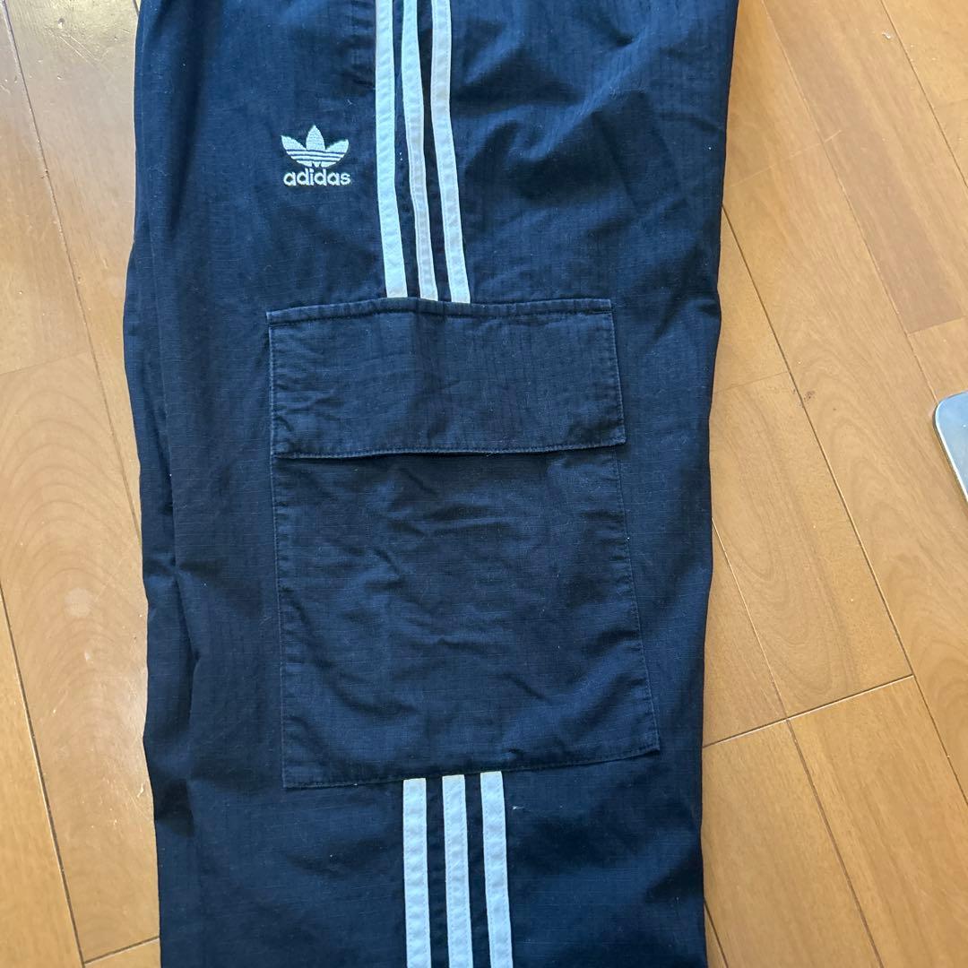 adidas ストライプ カーゴパンツ 黒