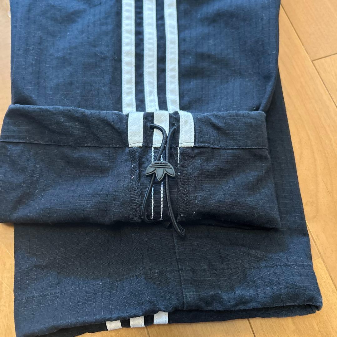 adidas ストライプ カーゴパンツ 黒