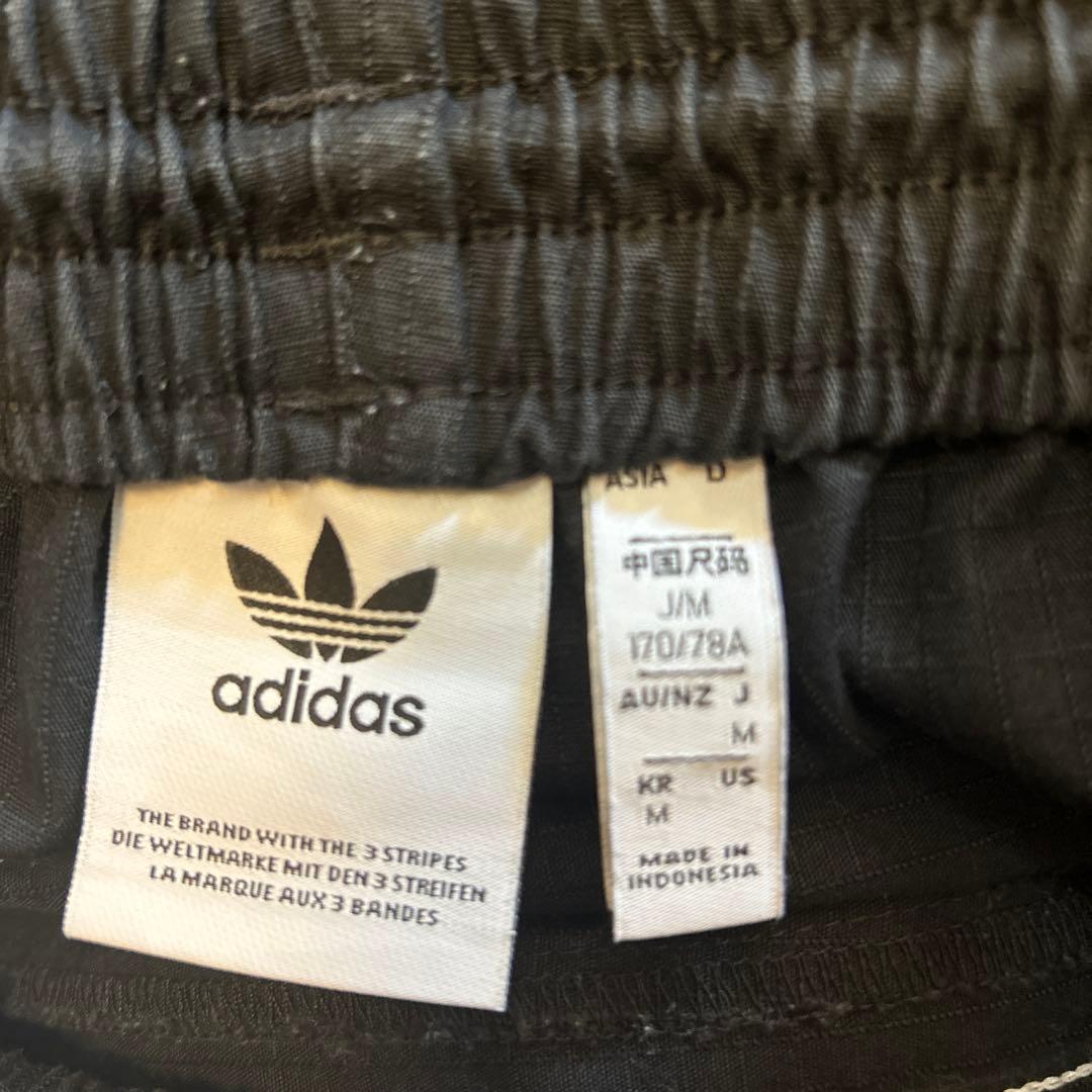 adidas ストライプ カーゴパンツ 黒