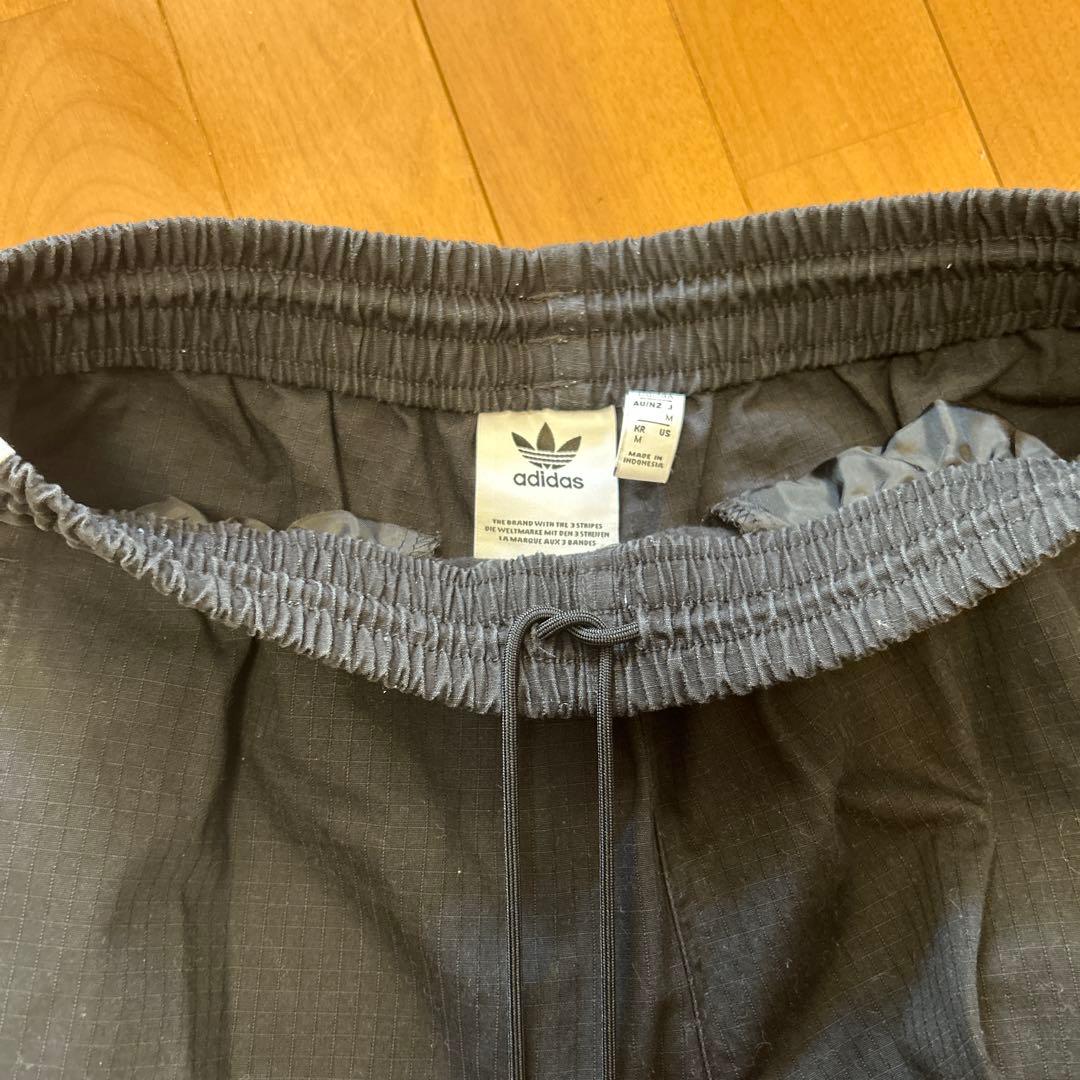 adidas ストライプ カーゴパンツ 黒