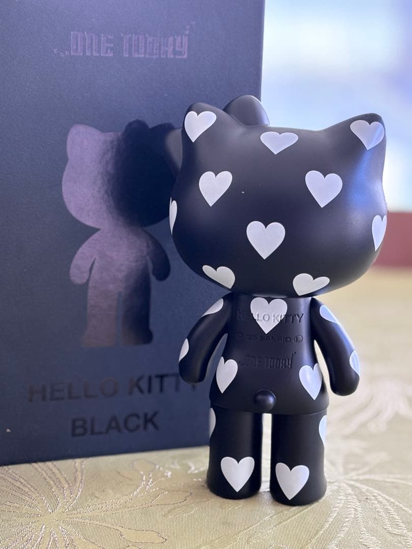 HELLO KITTY BLACK フィギュア　新品