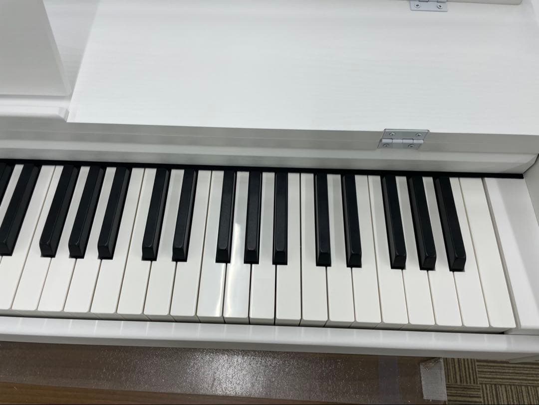 電子ピアノ88鍵盤　ハンマーアクション鍵盤　３本ペダル　ホワイト