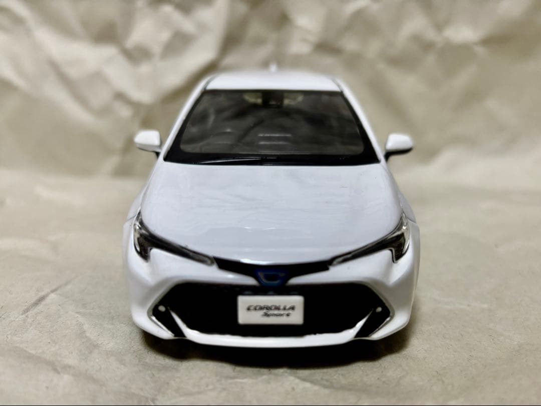 カローラスポーツ　カラーサンプル ミニカー　スーパーホワイトⅡ　専用箱付