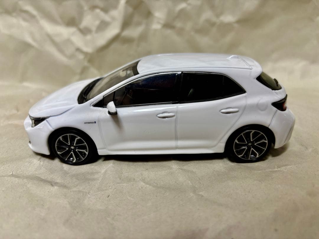 カローラスポーツ　カラーサンプル ミニカー　スーパーホワイトⅡ　専用箱付