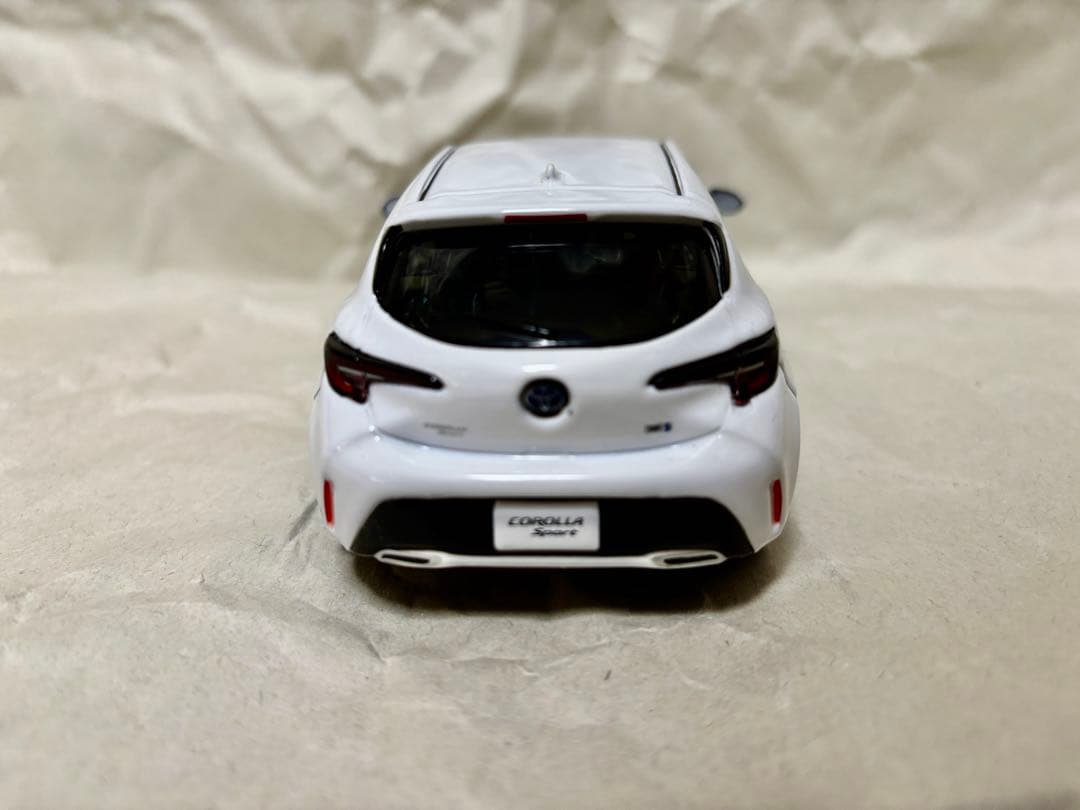 カローラスポーツ　カラーサンプル ミニカー　スーパーホワイトⅡ　専用箱付