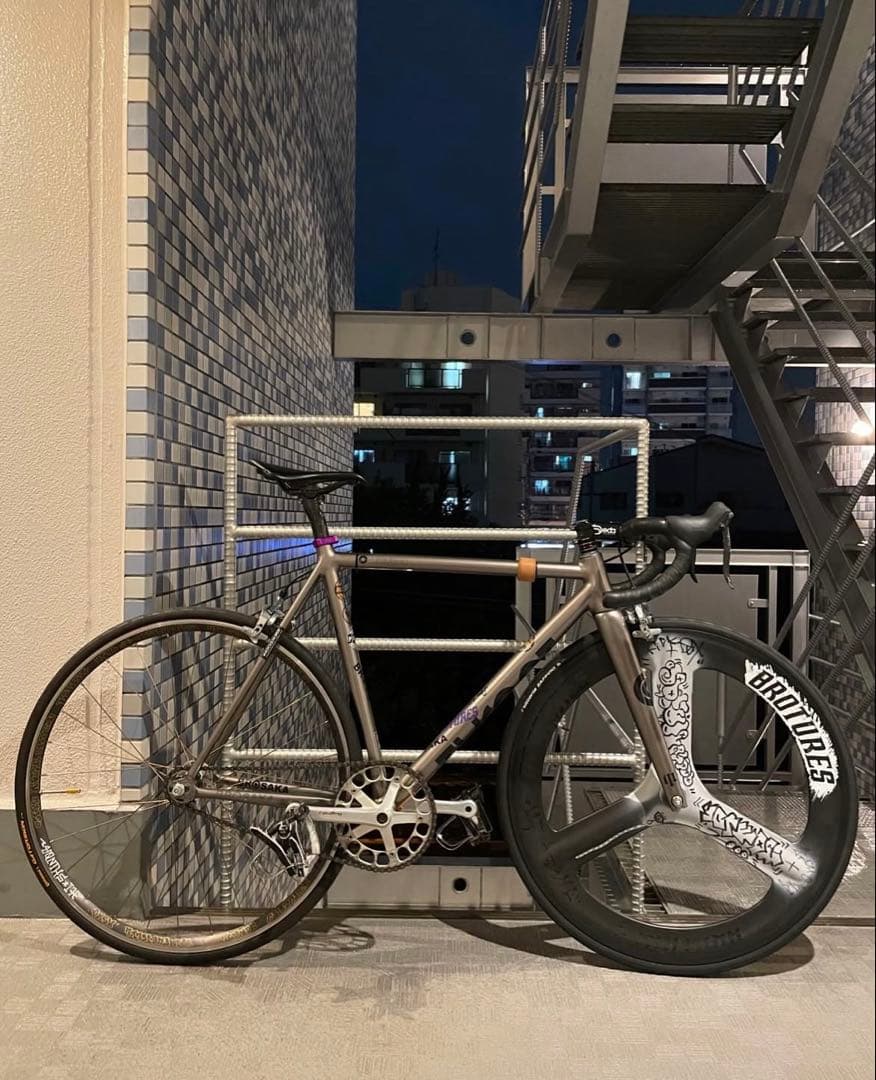 BROTOURES T3 片面グラフィティデザイン仕様　カーボンバトンホイール