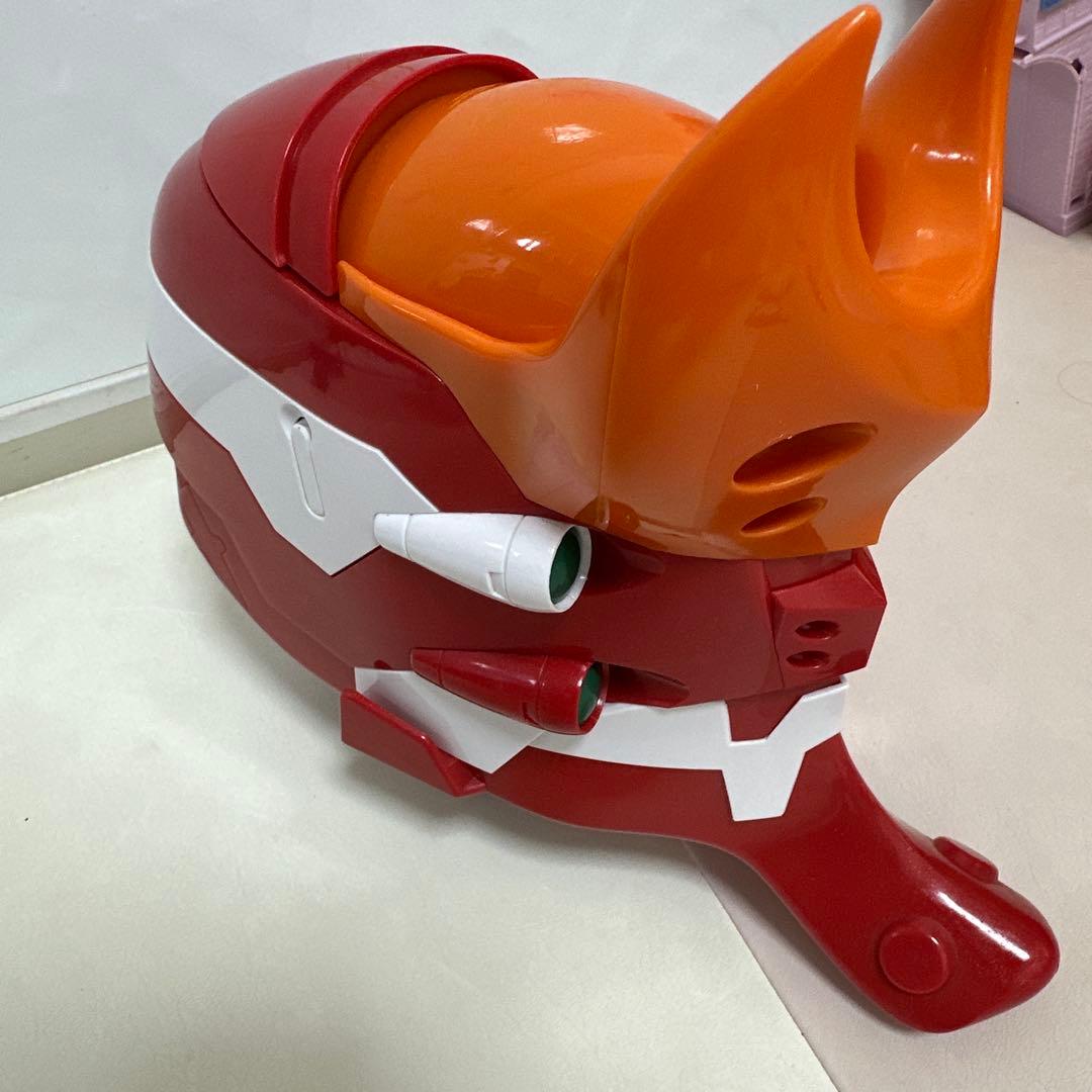 ロボットの頭部デザイン 赤オレンジ