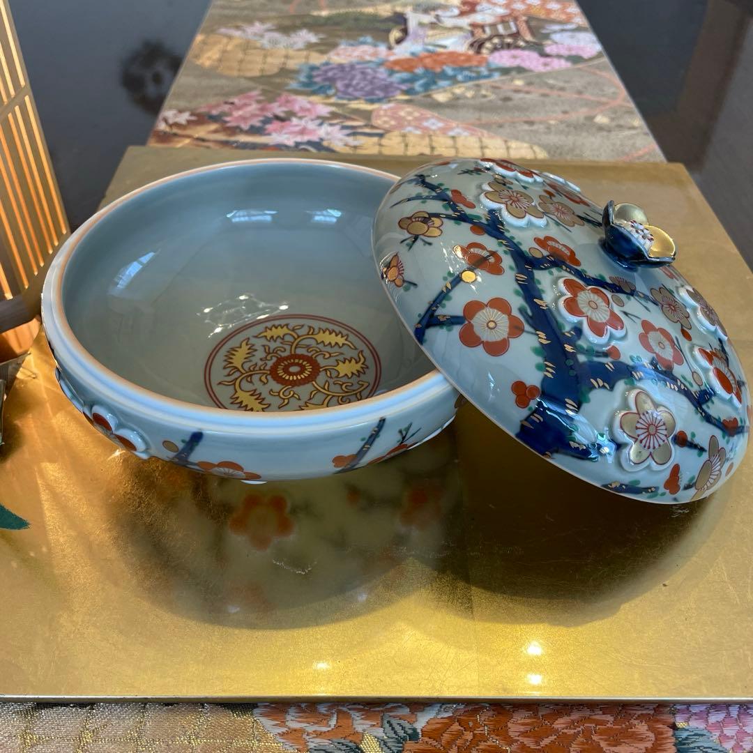 新品　有田焼　林九郎作　青釉梅陽刻文蓋物　1点　木箱なし