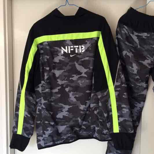 希少！ナイキNFTB 迷彩上のみ！！