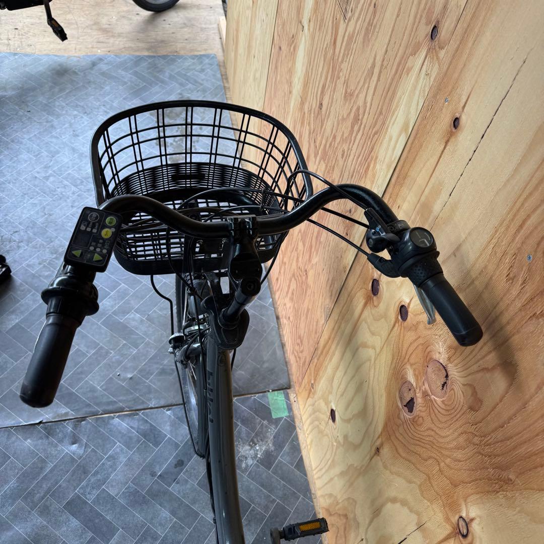 黒い電動アシスト自転車 前カゴ付きバッテリー12.3ah