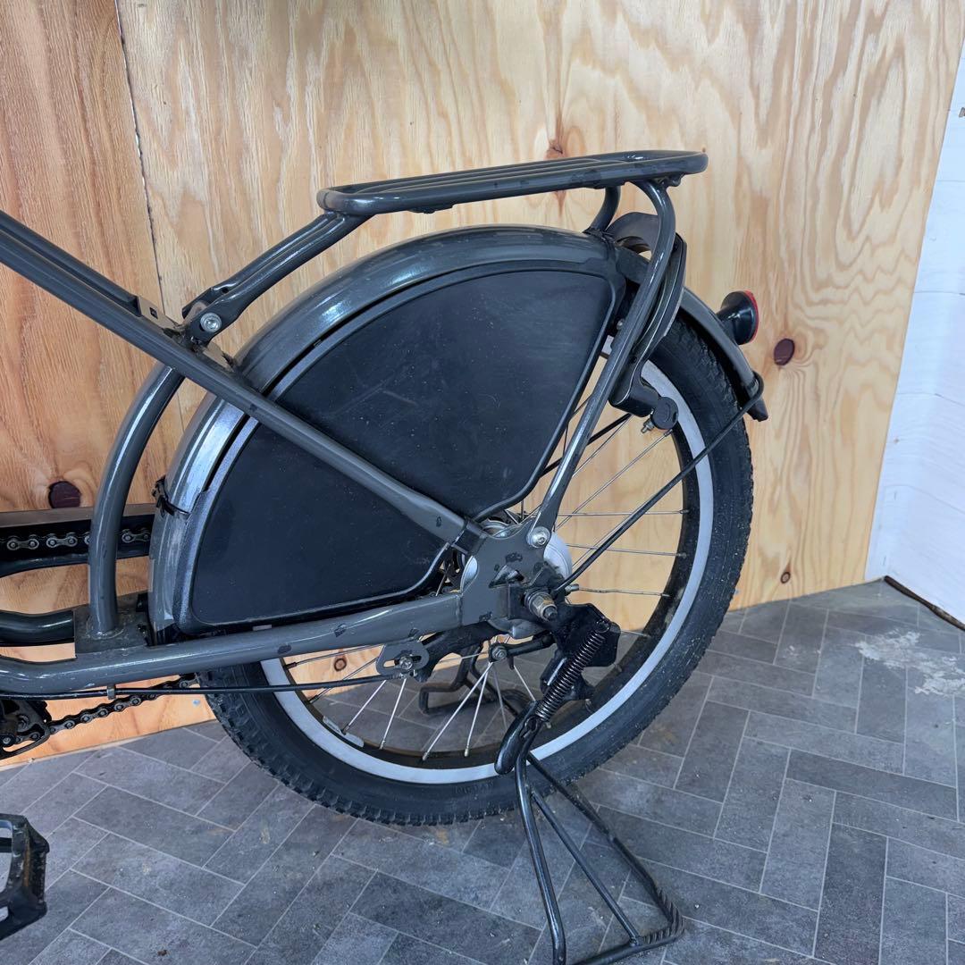 黒い電動アシスト自転車 前カゴ付きバッテリー12.3ah