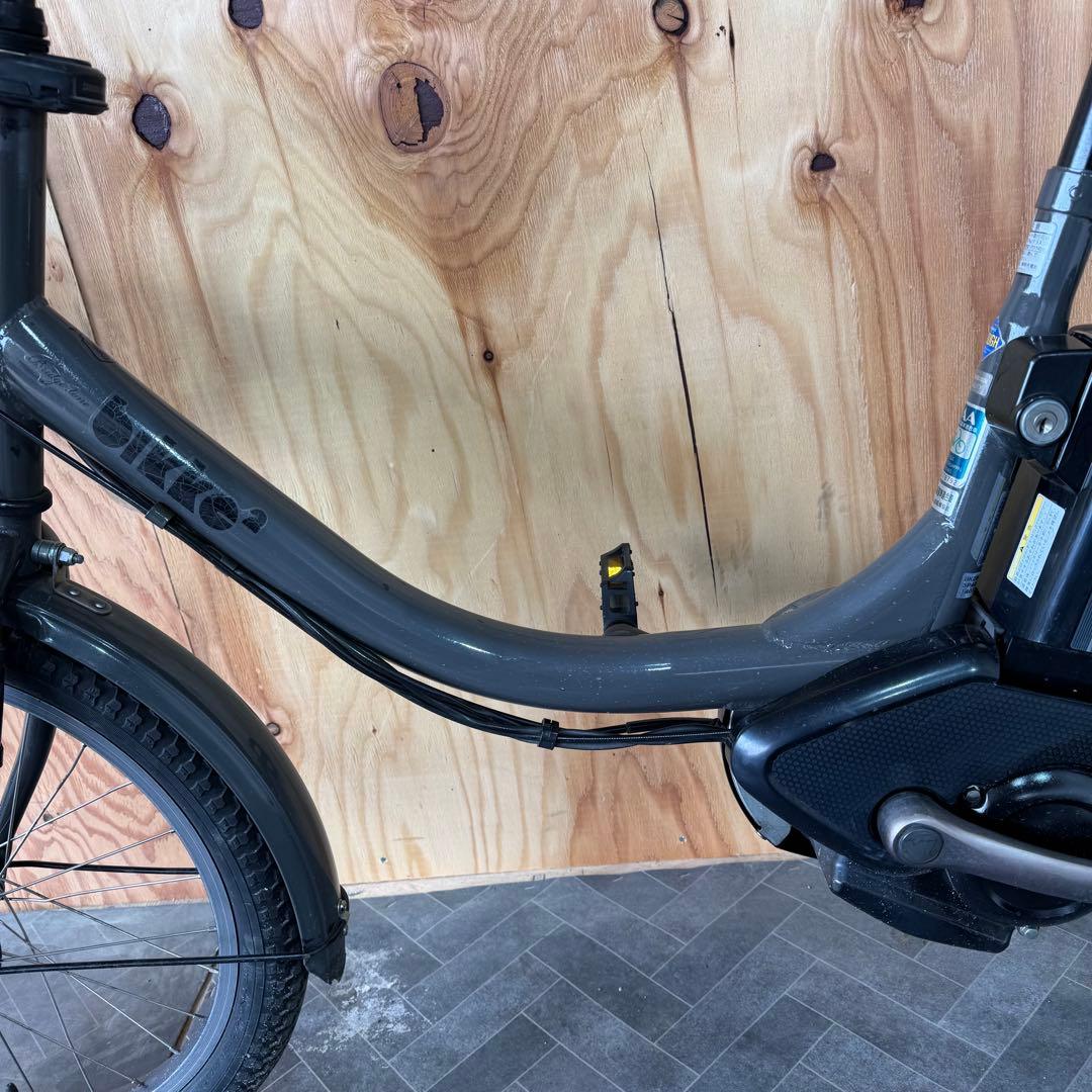 黒い電動アシスト自転車 前カゴ付きバッテリー12.3ah