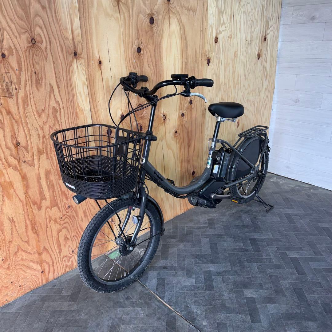黒い電動アシスト自転車 前カゴ付きバッテリー12.3ah