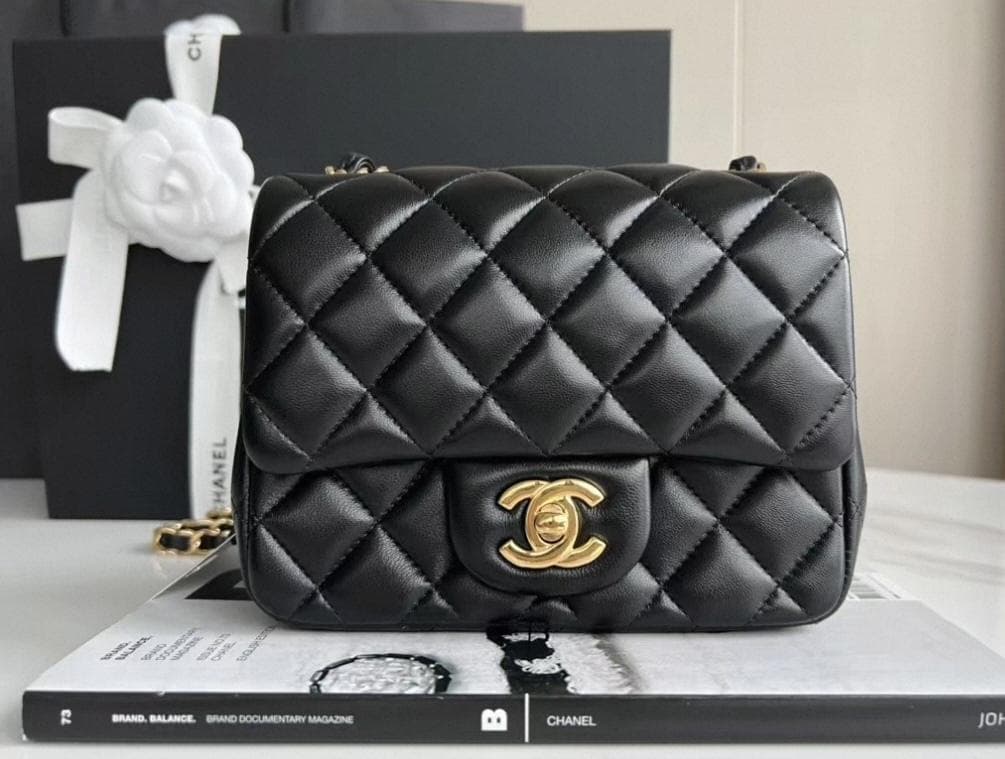CHANELップ スクエア ブラックラムスキンチェーンショルダーバッグ