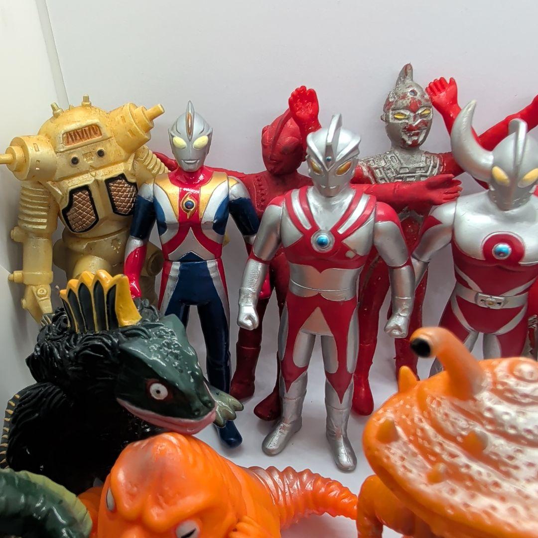 《ゆきが降った》 ウルトラマンシリーズ 怪獣フィギュア　大小19体セット