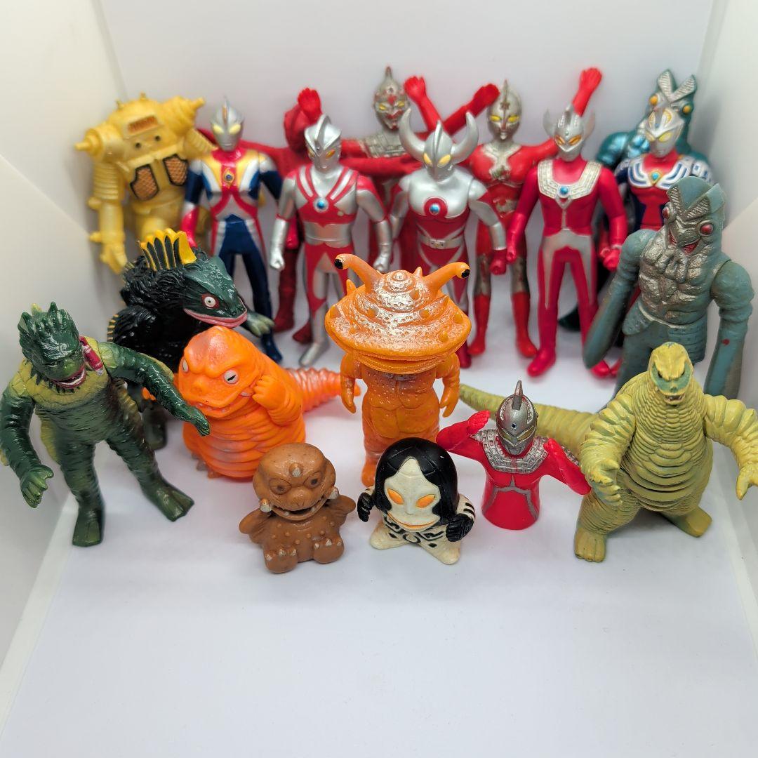 《ゆきが降った》 ウルトラマンシリーズ 怪獣フィギュア　大小19体セット