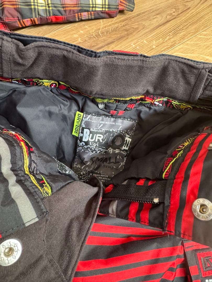 【美品】Burton 子ども用スキーウェア 赤・黒・黄色チェック