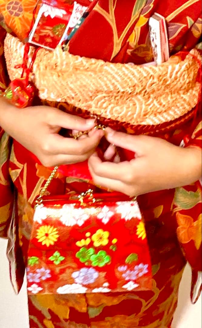 七歳の女の子のお支度　臙脂色　紅型風模様渋め　正絹振袖　七五三セット