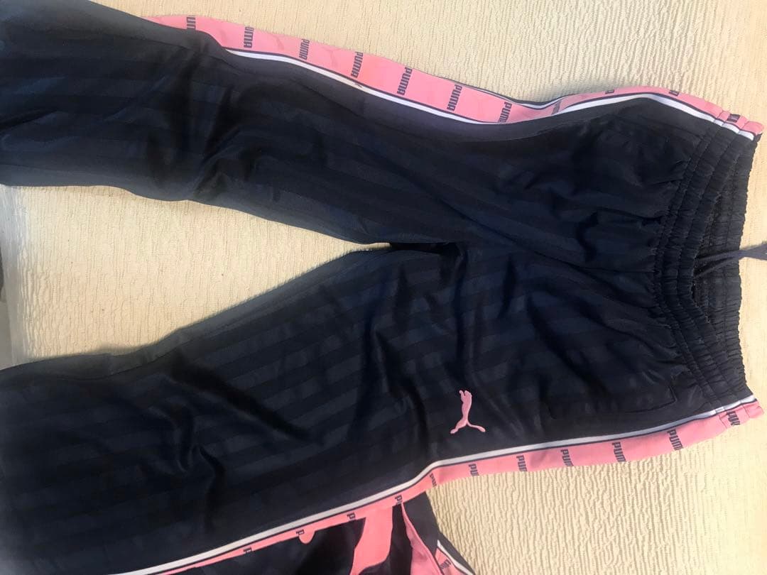にゃん 　PUMAのジャージ上下セット 紺にピンク