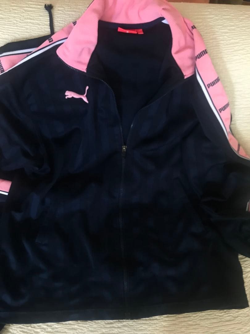 にゃん 　PUMAのジャージ上下セット 紺にピンク