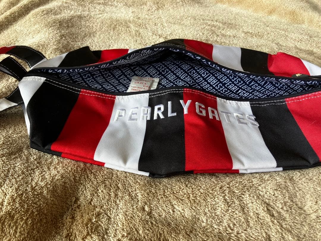 最終出品の新品です　PEARLY GATES 　シューズバック　赤黒白ストライプ
