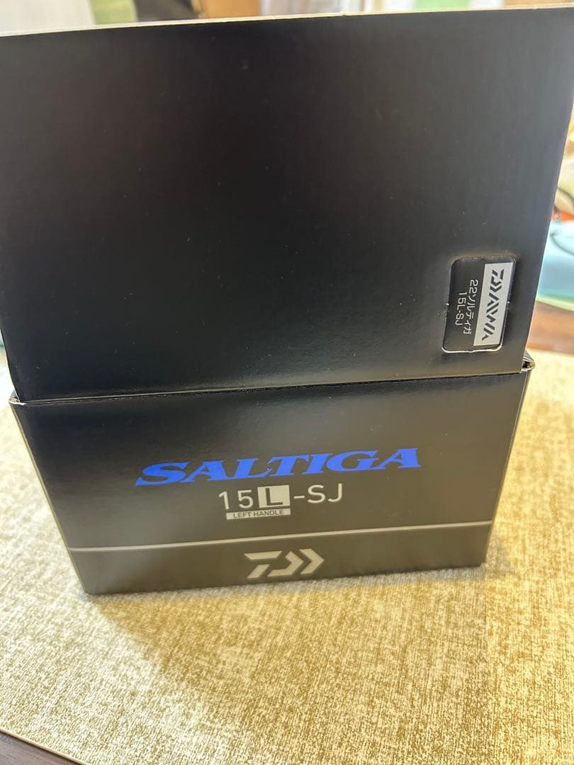 Daiwa ダイワ 22 ソルティガ 15L-SJ （左）
