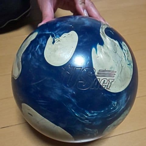 ボーリングボール二個