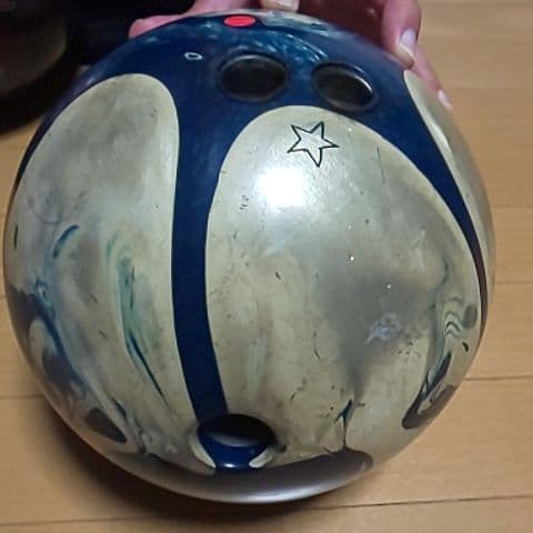ボーリングボール二個