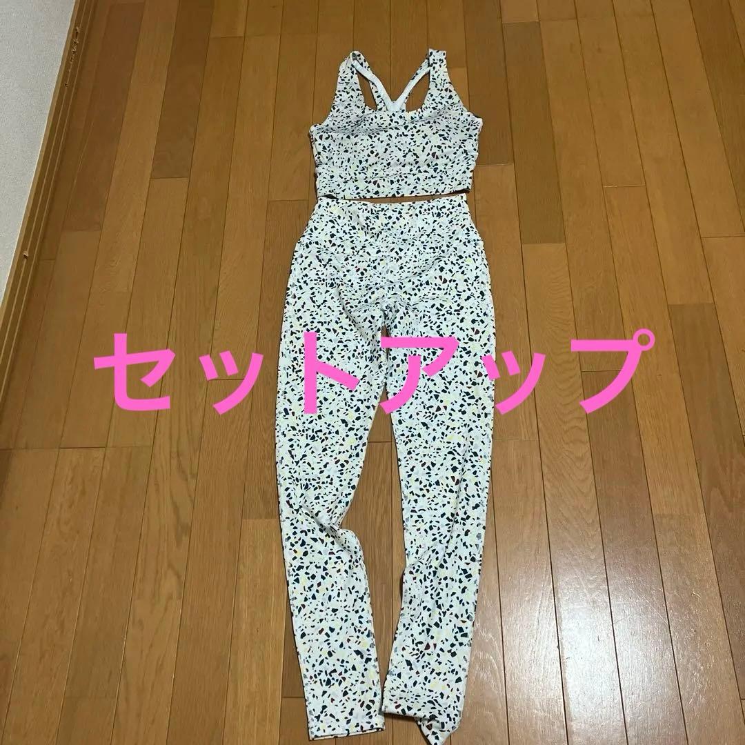 emmi yoga 上下　セットアップ　テラゾー柄　オフホワイト×カラフル