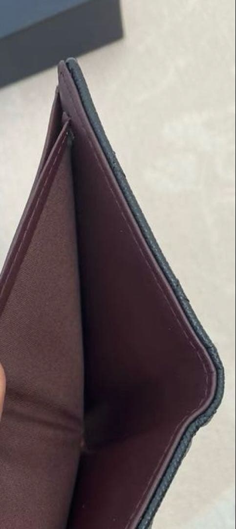 クラシック スモール フラップ ウォレットブラック ゴールドロゴ 三つ折財布