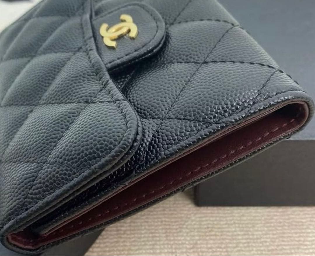 クラシック スモール フラップ ウォレットブラック ゴールドロゴ 三つ折財布
