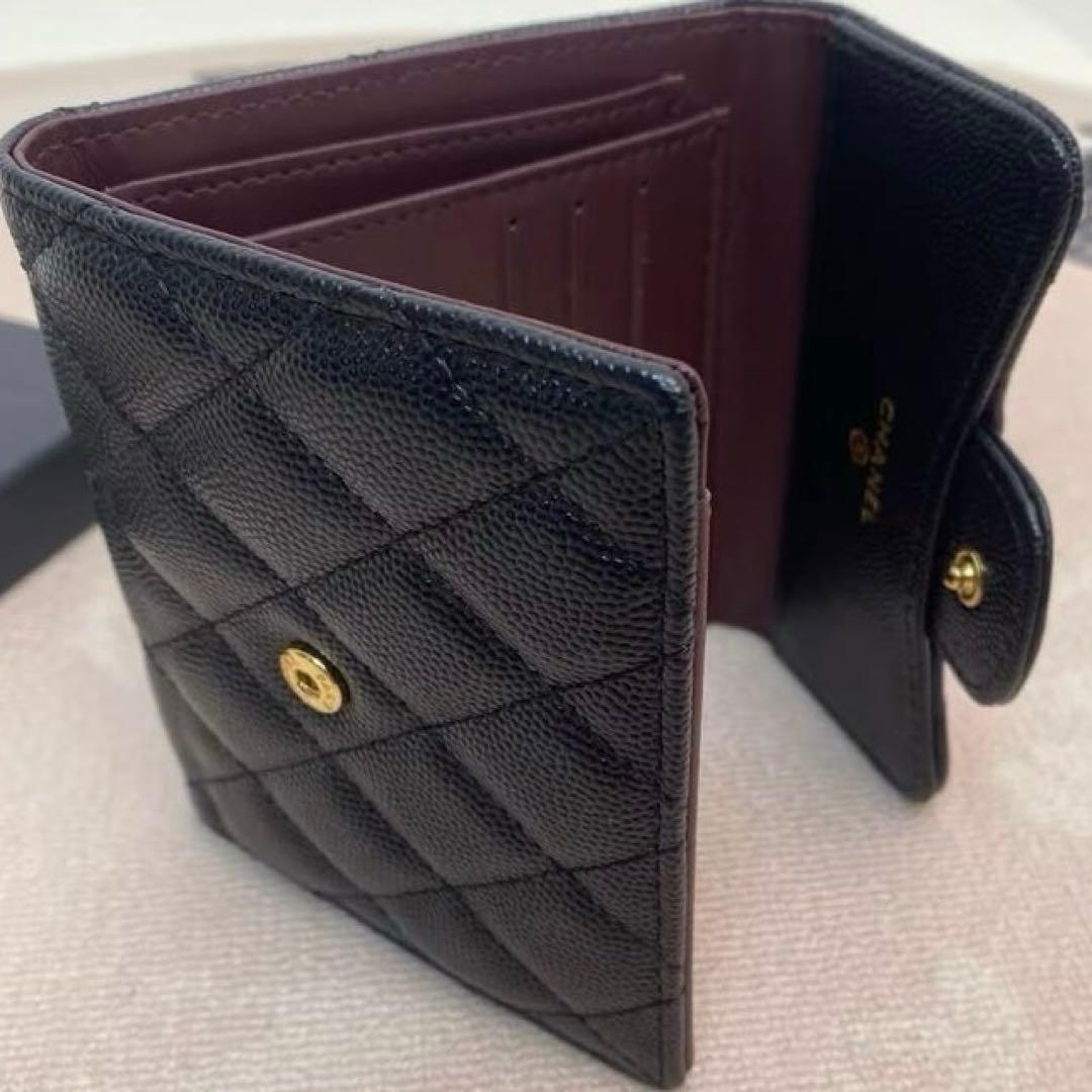 クラシック スモール フラップ ウォレットブラック ゴールドロゴ 三つ折財布