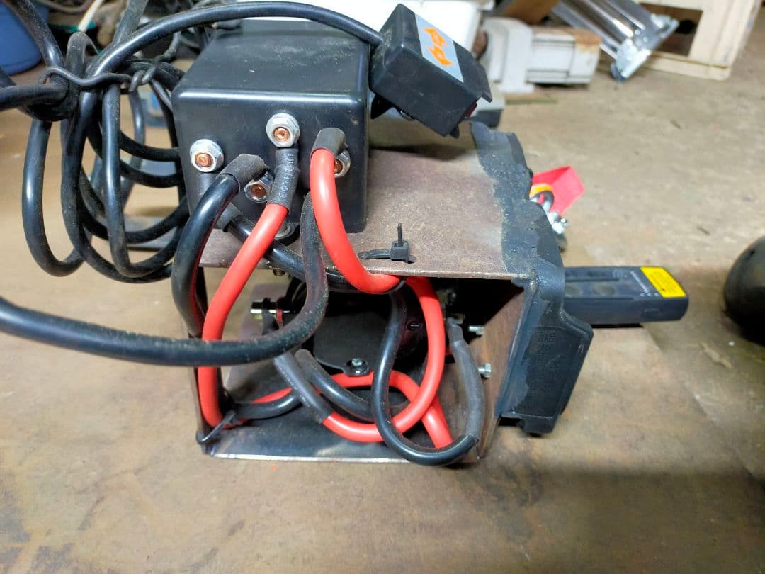 電動ウインチ　ホイスト　マキタバッテリー仕様　リモコンワイヤレス　合成ロープ