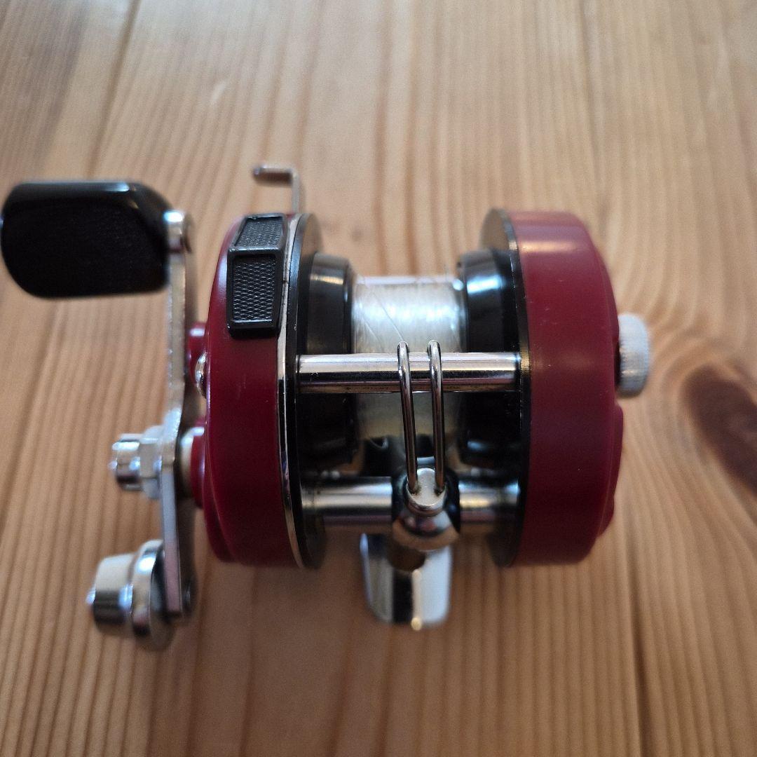 Daiwa Millionaire ST-1000 ベイトリール 赤