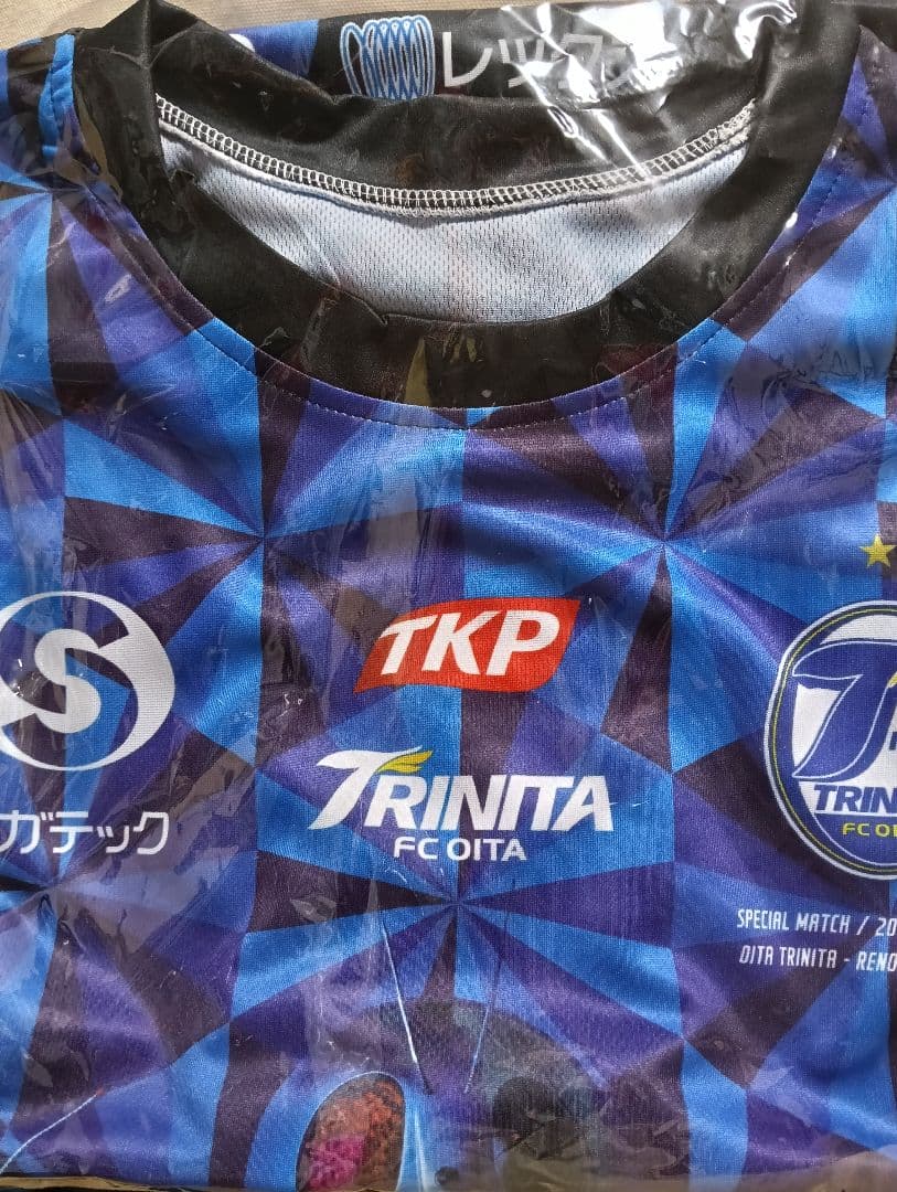 トリニータ FC 大分 サッカー　進撃の巨人(販売用)と仮面ライダー(配布用)