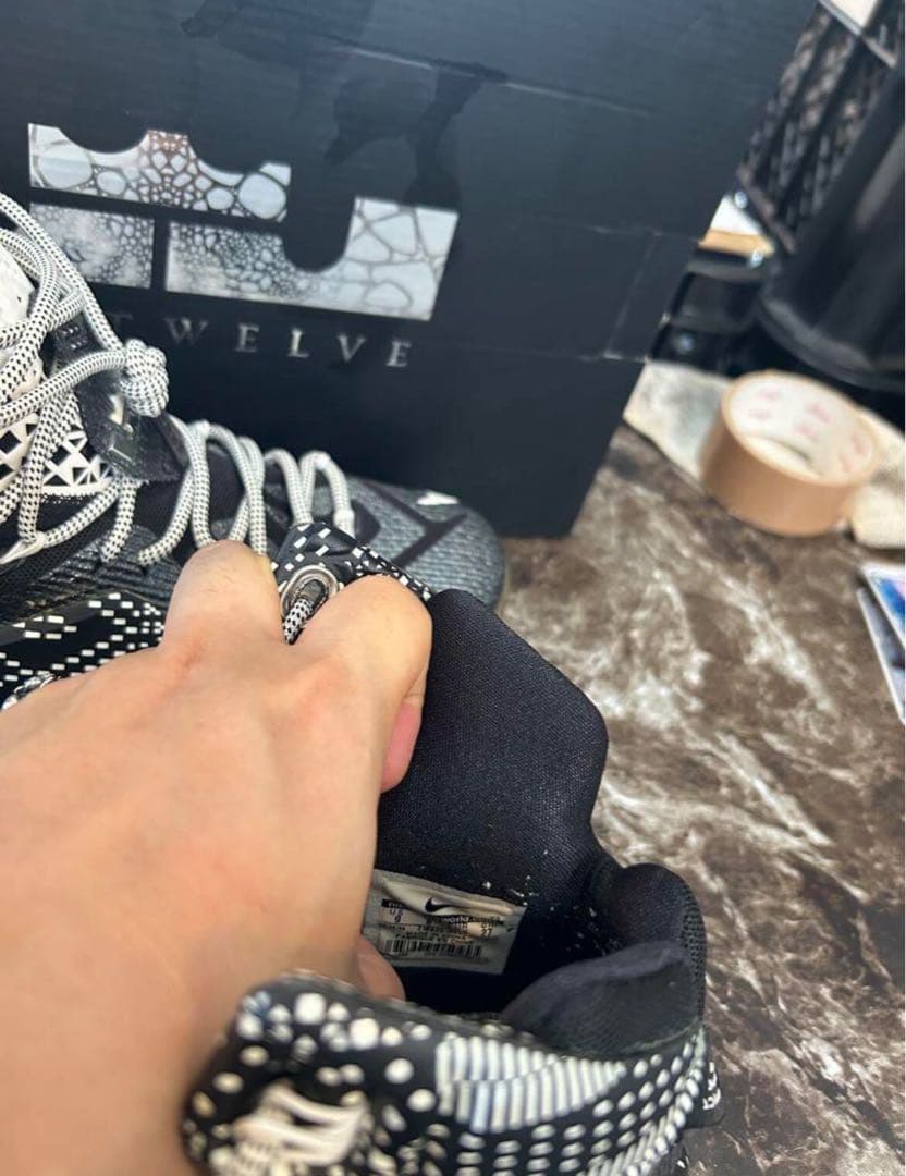 〆　ナイキ NIKE レブロン REBRon 718825 001