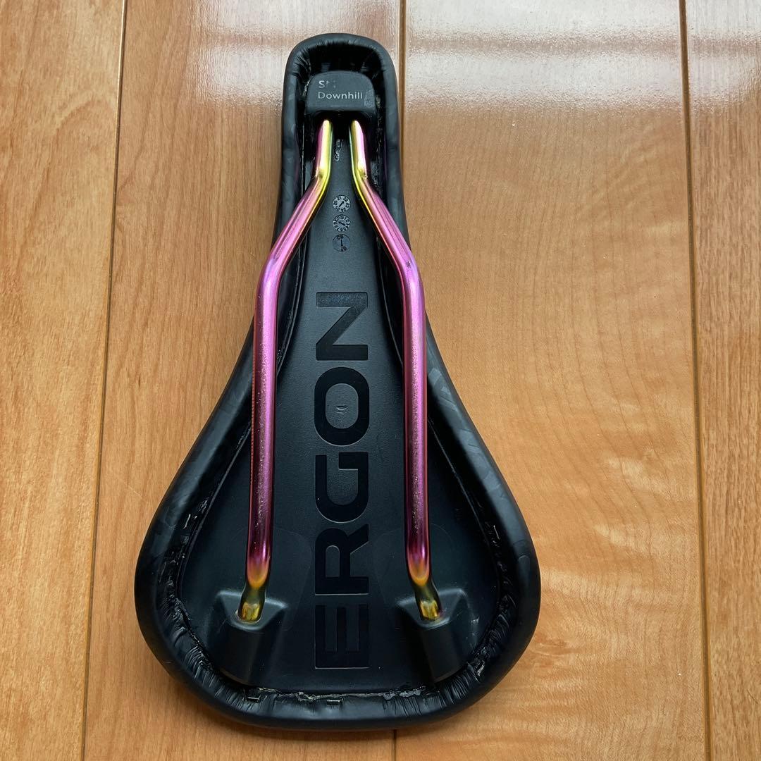 ERGON SM ダウンヒル コンプ チームサドル オイルスリックレール