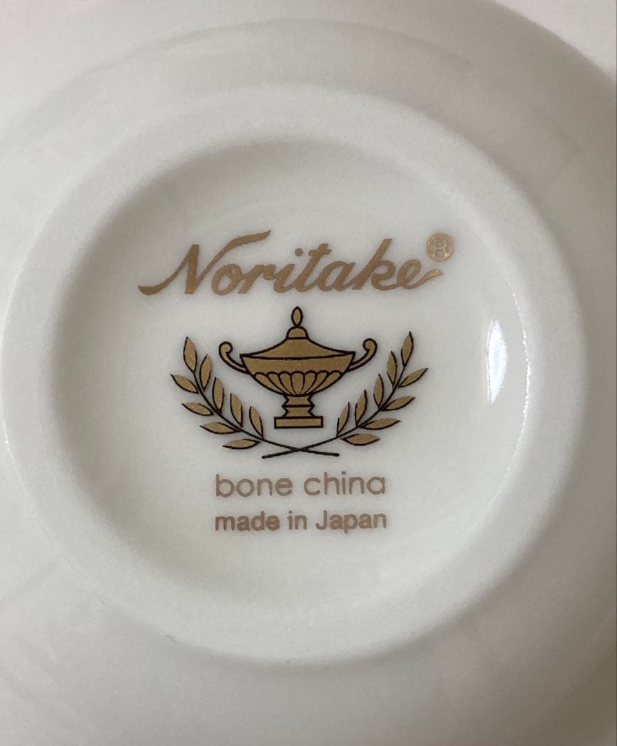 ノリタケ　ボンボニエール　金の実　陶器製蓋付き小物入れ　ホワイト白色ゴールド金色