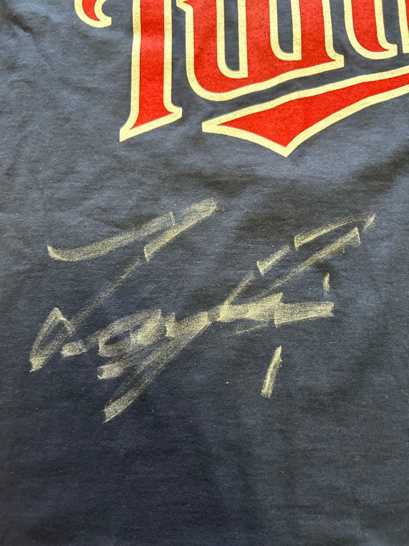 ミネソタ・ツインズ　西岡剛　直筆サイン入りTシャツ　背番号1 元阪神タイガース