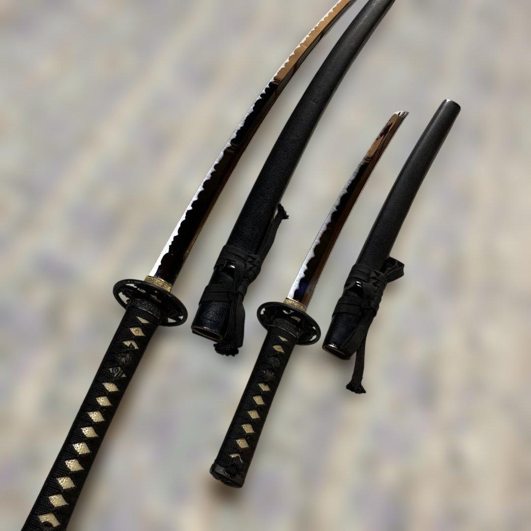 上級模造刀大小２本 黒柄 龍彫透し丸鍔 黒鱗鞘