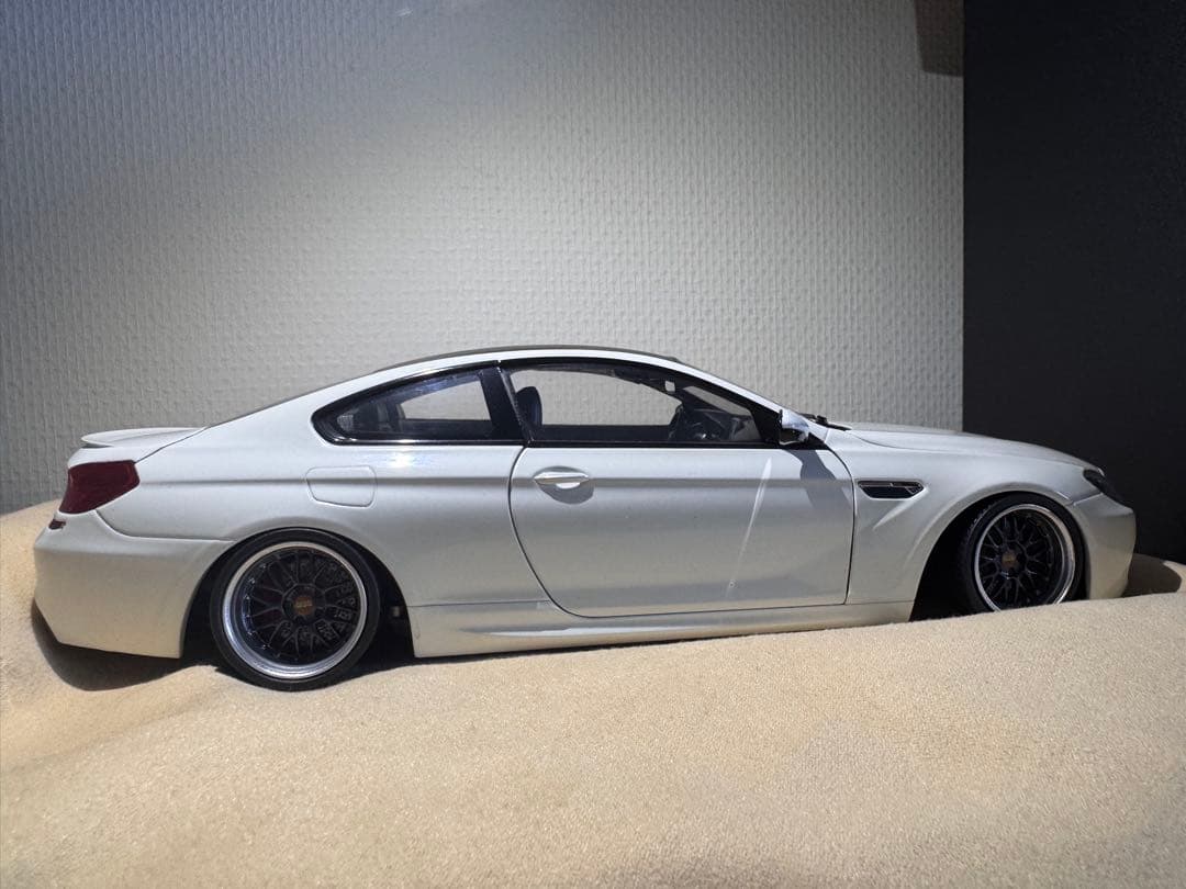  M6 ホワイト ミニカー