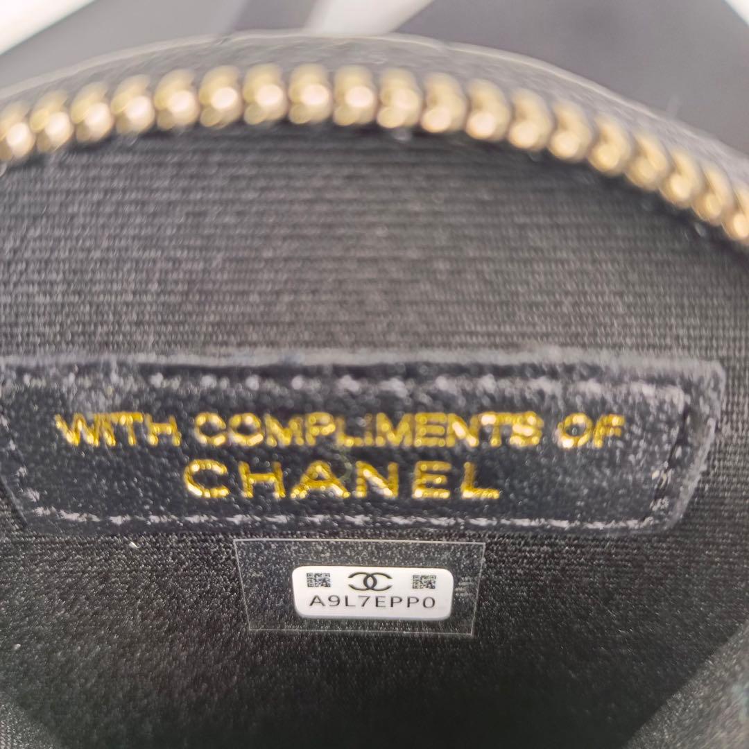 CHANELイヤーズギフト非売品AirPodsケース バッグチャーム ノベルティ